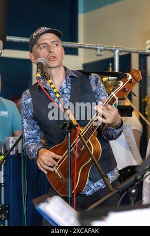 Die Monkeyfists spielen im Windjammer Cafe and Bar, Teil des Falmouth International Sea Shanty Festivals Stockfoto