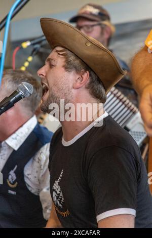 Die Monkeyfists spielen im Windjammer Cafe and Bar, Teil des Falmouth International Sea Shanty Festivals Stockfoto