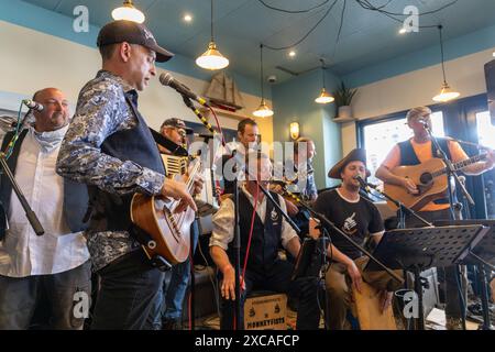 Die Monkeyfists spielen im Windjammer Cafe and Bar, Teil des Falmouth International Sea Shanty Festivals Stockfoto