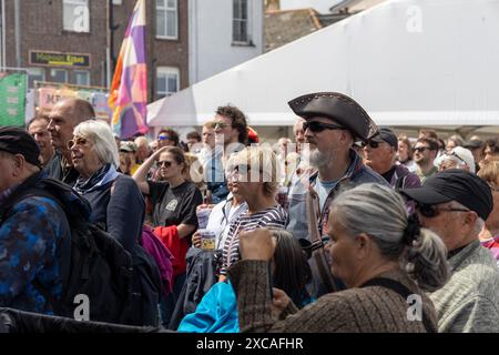 Pirate in der Menge beim Falmouth International Sea Shanty Festival Stockfoto