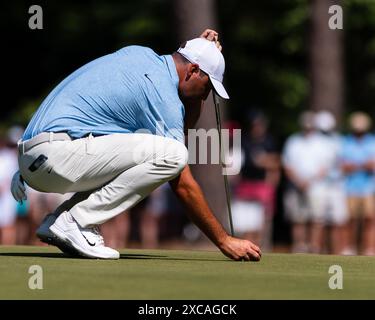 Pinehurst, North Carolina, USA. Juni 2024. SCOTTIE SCHEFFLER aus Dallas, Texas, ist am Samstag in der dritten Runde der 124. U.S. Open am 15. Juni 2024 im Pinehurst Resort & Country Club (Kurs Nr. 2) in Pinehurst, North Carolina, auf dem zweiten Green. (Kreditbild: © Timothy L. Hale/ZUMA Press Wire) NUR REDAKTIONELLE VERWENDUNG! Nicht für kommerzielle ZWECKE! Quelle: ZUMA Press, Inc./Alamy Live News Stockfoto