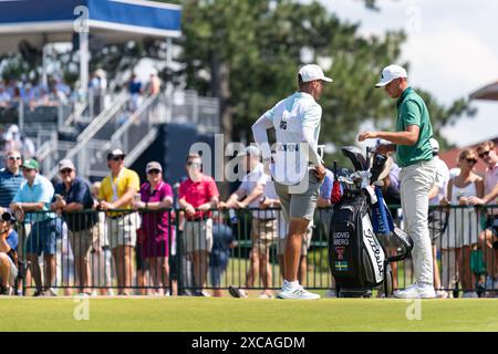 Pinehurst, North Carolina, USA. Juni 2024. LUDVIG ABERG aus Schweden spricht mit seinem Caddie JOE SKOVRON vor der dritten Runde der 124. U.S. Open am 15. Juni 2024 im Pinehurst Resort & Country Club (Kurs Nr. 2) in Pinehurst, North Carolina. (Kreditbild: © Timothy L. Hale/ZUMA Press Wire) NUR REDAKTIONELLE VERWENDUNG! Nicht für kommerzielle ZWECKE! Quelle: ZUMA Press, Inc./Alamy Live News Stockfoto