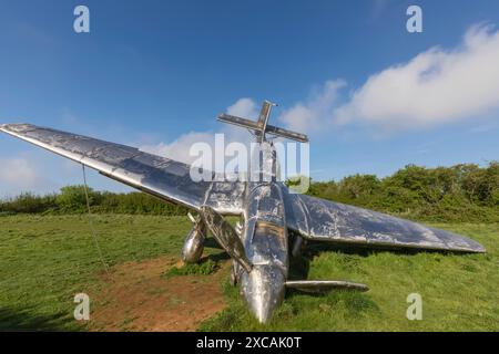 England, Kent, Folkestone, Capel-le-ferne, das Battle of Britain Memorial, die Skulptur mit dem Titel „Down.two.Earth“ eines abgestürzten deutschen Junkers Stuka Flugzeugs Stockfoto