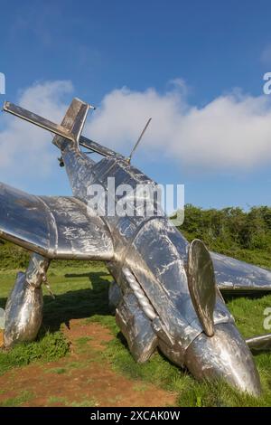 England, Kent, Folkestone, Capel-le-ferne, das Battle of Britain Memorial, die Skulptur mit dem Titel „Down.two.Earth“ eines abgestürzten deutschen Junkers Stuka Flugzeugs Stockfoto