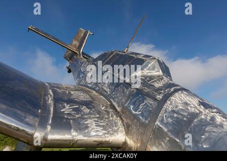 England, Kent, Folkestone, Capel-le-ferne, das Battle of Britain Memorial, die Skulptur mit dem Titel „Down.two.Earth“ eines abgestürzten deutschen Junkers Stuka Flugzeugs Stockfoto