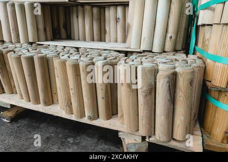 Stapel von Holzzaunpfosten im Lager oder Lagerlager für Landschaftsgestaltung und Fechten im Freien. Stockfoto