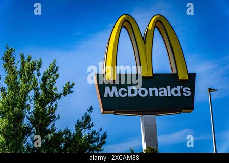 Wałbrzych, Polen - 06.15.2024: McDonald's ist die weltweit größte Fast-Food-Restaurantkette Stockfoto