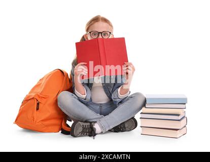 Niedliches kleines Mädchen mit Büchern und Rucksack auf weißem Hintergrund Stockfoto