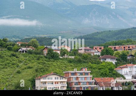 Blick über die wunderschöne Stadt Peja im Norden des Kosovo Stockfoto