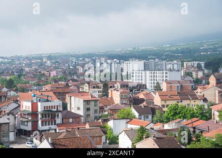 Blick über die wunderschöne Stadt Peja im Norden des Kosovo Stockfoto