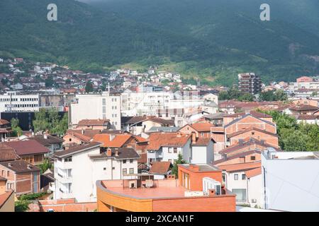 Blick über die wunderschöne Stadt Peja im Norden des Kosovo Stockfoto