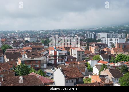 Blick über die wunderschöne Stadt Peja im Norden des Kosovo Stockfoto