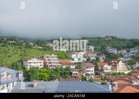 Blick über die wunderschöne Stadt Peja im Norden des Kosovo Stockfoto