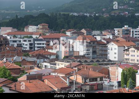 Blick über die wunderschöne Stadt Peja im Norden des Kosovo Stockfoto