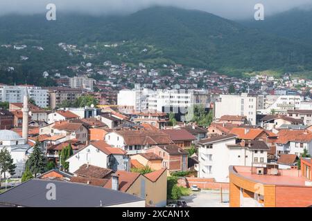 Blick über die wunderschöne Stadt Peja im Norden des Kosovo Stockfoto