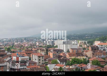 Blick über die wunderschöne Stadt Peja im Norden des Kosovo Stockfoto