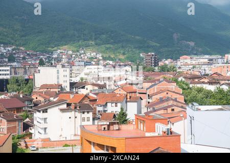 Blick über die wunderschöne Stadt Peja im Norden des Kosovo Stockfoto