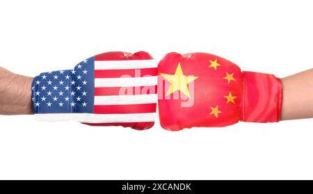Politischer Konflikt. Männer in Boxhandschuhen mit Fahnen von USA und China kämpfen auf weißem Hintergrund, Nahaufnahme Stockfoto