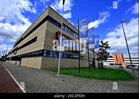 Die Hochschule Ruhr-West HRW -Campus Mülheim,in Mülheim an der Ruhr,Stadt im Ruhrgebiet im Bundesland Nordrhein-Westfalen NRW,Deutschland ist eine staatliche Fachhochschule mit ingenieurwissenschaftlicher Ausrichtung,die Gründung durch die Landesregierung erfolgte im Wintersemester 2009.zu den Merkmalen der HRW gehört die anwendungsorientierte Forschung,fotografiert am 15.06.2024. Dozenten,Dozentin,Referent,Referentin,Sekretär,Sekretärin,Studierende,Studenten,Studentinnen,Professor,Professorin Hörsaal,Mensa,Bibliothek,Fachbereiche,Studiengänge Elektro-und Informationstechnologien,Wirtschaft Stockfoto