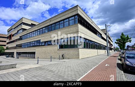 Die Hochschule Ruhr-West HRW -Campus Mülheim,in Mülheim an der Ruhr,Stadt im Ruhrgebiet im Bundesland Nordrhein-Westfalen NRW,Deutschland ist eine staatliche Fachhochschule mit ingenieurwissenschaftlicher Ausrichtung,die Gründung durch die Landesregierung erfolgte im Wintersemester 2009.zu den Merkmalen der HRW gehört die anwendungsorientierte Forschung,fotografiert am 15.06.2024. Dozenten,Dozentin,Referent,Referentin,Sekretär,Sekretärin,Studierende,Studenten,Studentinnen,Professor,Professorin Hörsaal,Mensa,Bibliothek,Fachbereiche,Studiengänge Elektro-und Informationstechnologien,Wirtschaft Stockfoto