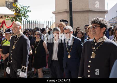 Lissabon, Portugal. Juni 2024. Traditionelle Prozession des Heiligen Antonius, in Anwesenheit von Carlos Moedas, Bürgermeister von Lissabon. Diese religiöse Prozession ist eine der ältesten und beliebtesten in der Stadt und führt durch die historischen Straßen von Alfama, beginnend an der Kirche Santo António. Jedes Jahr im Juni finden beliebte Heiligenfeste statt, und der Heilige Antonius ist der schutzheilige der Stadt Lissabon. Stockfoto