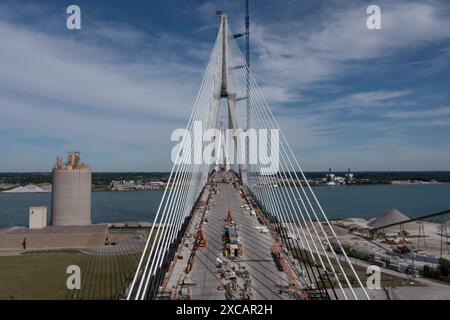 Detroit, Michigan, USA. Juni 2024. Der letzte Deckabschnitt wurde auf der Gordie Howe International Bridge errichtet, die Detroit mit Windsor, Ontario, über den Detroit River verbindet. Die Eröffnung der Brücke ist für 2025 geplant. Quelle: Jim West/Alamy Live News Stockfoto