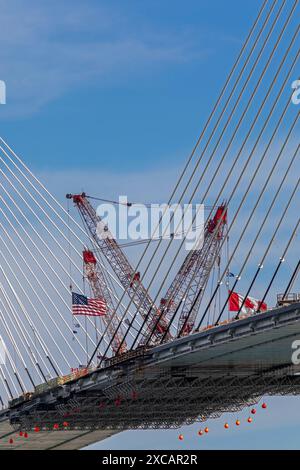 Detroit, Michigan, USA. Juni 2024. Der letzte Deckabschnitt wurde auf der Gordie Howe International Bridge errichtet, die Detroit mit Windsor, Ontario, über den Detroit River verbindet. Die Eröffnung der Brücke ist für 2025 geplant. Quelle: Jim West/Alamy Live News Stockfoto