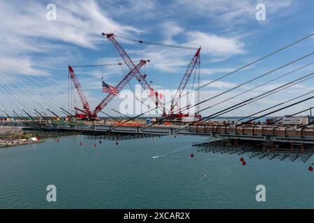 Detroit, Michigan, USA. Juni 2024. Der letzte Deckabschnitt wurde auf der Gordie Howe International Bridge errichtet, die Detroit mit Windsor, Ontario, über den Detroit River verbindet. Die Eröffnung der Brücke ist für 2025 geplant. Quelle: Jim West/Alamy Live News Stockfoto