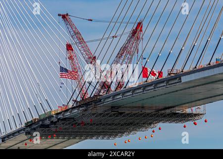 Detroit, Michigan, USA. Juni 2024. Der letzte Deckabschnitt wurde auf der Gordie Howe International Bridge errichtet, die Detroit mit Windsor, Ontario, über den Detroit River verbindet. Die Eröffnung der Brücke ist für 2025 geplant. Quelle: Jim West/Alamy Live News Stockfoto