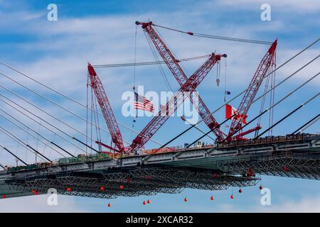 Detroit, Michigan, USA. Juni 2024. Der letzte Deckabschnitt wurde auf der Gordie Howe International Bridge errichtet, die Detroit mit Windsor, Ontario, über den Detroit River verbindet. Die Eröffnung der Brücke ist für 2025 geplant. Quelle: Jim West/Alamy Live News Stockfoto