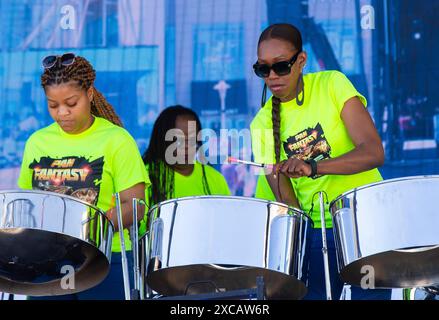 Toronto, Kanada. Juni 2024. Ein Steel Pan Orchester tritt beim offiziellen Start des Toronto Caribbean Carnival 2024 in Toronto, Kanada, am 15. Juni 2024 auf. Die Veranstaltung fand hier am Samstag statt und markiert den Beginn einer jährlichen Festsaison mit lebendigen Schauplätzen der karibischen Kultur. Quelle: Zou Zheng/Xinhua/Alamy Live News Stockfoto