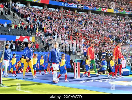 Berlin, Deutschland. Juni 2024. Die Spieler nehmen das Feld vor dem Spiel der Gruppe B der UEFA Euro 2024 zwischen Spanien und Kroatien am 15. Juni 2024 in Berlin ein. Quelle: Ren Pengfei/Xinhua/Alamy Live News Stockfoto
