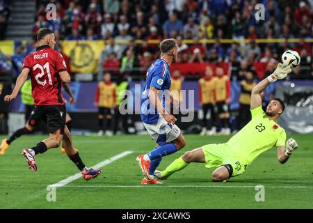 Dortmund. Juni 2024. Davide Frattesi (C) aus Italien schießt während des Gruppenspiels der UEFA Euro 2024 zwischen Italien und Albanien am 15. Juni 2024 in Dortmund. Quelle: Pan Yulong/Xinhua/Alamy Live News Stockfoto