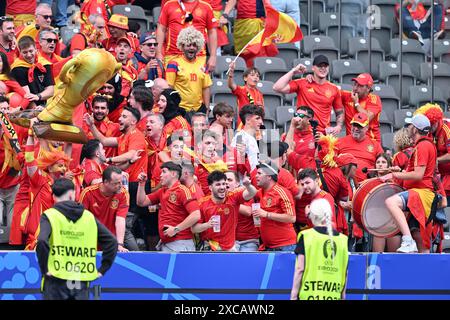 Berlin, Deutschland. Juni 2024. Die Fans Spaniens feiern nach dem Gruppenspiel der UEFA Euro 2024 zwischen Spanien und Kroatien am 15. Juni 2024 in Berlin. Quelle: Ren Pengfei/Xinhua/Alamy Live News Stockfoto