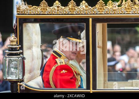 London, Großbritannien. Juni 2024. König Karl III. Und Königin Camilla fahren während der Trooping-the-Colour-Parade in einer königlichen Kutsche, um ihn am 15. Juni 2024 in London zu ehren. Quelle: Stephen Chung/Xinhua/Alamy Live News Stockfoto