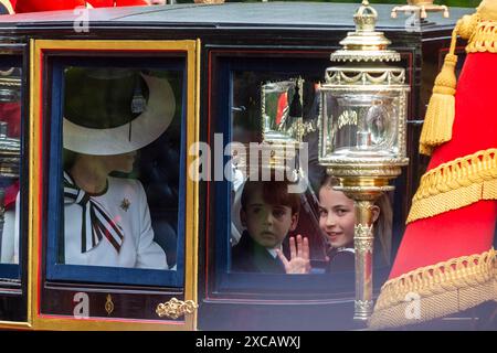 London, Großbritannien. Juni 2024. Die britische Catherine (L), Prinzessin von Wales, reitet mit Prinzessin Charlotte und Prinz Louis während der Trooping-the-Colour-Parade zu Ehren des britischen Königs Karl III. Am 15. Juni 2024 in London. Quelle: Stephen Chung/Xinhua/Alamy Live News Stockfoto