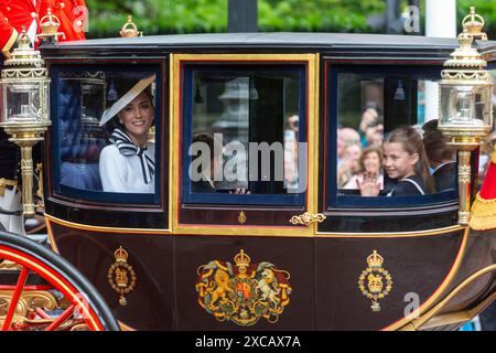 London, Großbritannien. Juni 2024. Die britische Catherine (L), Prinzessin von Wales, fährt mit Prinzessin Charlotte, Prinz George und Prinz Louis während der Trooping-the-Colour-Parade zu Ehren des britischen Königs Karl III. Am 15. Juni 2024 in London. Quelle: Stephen Chung/Xinhua/Alamy Live News Stockfoto