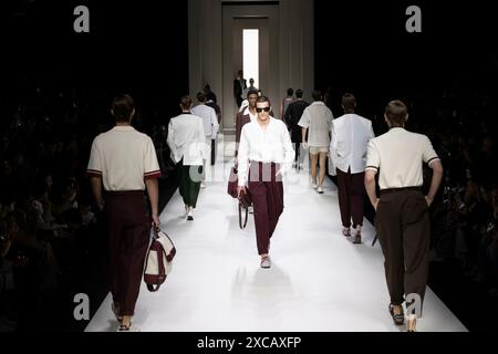 Mailand, Italien. Juni 2024. DOLCE & GABBANA MenÄôs Frühjahr/Sommer 2025 Laufsteg während der Milan Fashion Week Herrenmode am 2024. Juni - Mailand, Italien 15/06/2024 Credit: dpa/Alamy Live News Stockfoto