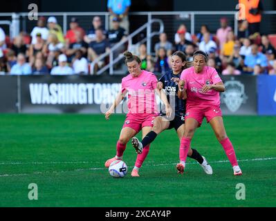 Washington DC, USA. Juni 2024. Washington Spirit Mittelfeldspielerin (26) Paige Metayer steckt ihr Bein vor der San Diego Wave Mittelfeldspielerin (21) Savannah McCaskill während eines NWSL-Fußballspiels zwischen dem Washington Spirit und dem San Diego Wave FC im Audi Field in Washington DC. Justin Cooper/CSM/Alamy Live News Stockfoto