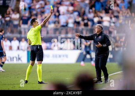 Chester, Pennsylvania, USA. Juni 2024. Die Inter Miami CF-Bank wird während der zweiten Hälfte eines MLS-Spiels gegen die Philadelphia Union im Subaru Park in Chester, Pennsylvania, mit einer gelben Karte gezeigt. Kyle Rodden/CSM/Alamy Live News Stockfoto