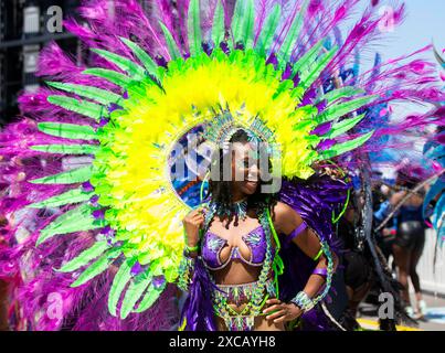 Toronto, Kanada. Juni 2024. Ein verkleideter Reveler posiert für Fotos beim offiziellen Start des Toronto Caribbean Carnival 2024 in Toronto, Kanada, am 15. Juni 2024. Die Veranstaltung fand hier am Samstag statt und markiert den Beginn einer jährlichen Festsaison mit lebendigen Schauplätzen der karibischen Kultur. Quelle: Zou Zheng/Xinhua/Alamy Live News Stockfoto