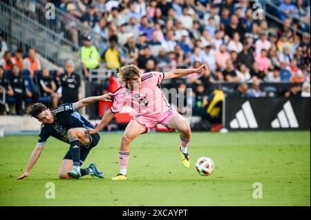 Chester, Pennsylvania, USA. Juni 2024. 15. Juni 2024, Chester PA, USA:: Philadelphia Union Spieler LEON FLACH (31) kämpft um den Ball, indem er sich das Trikot von Inter Miami CF Spieler BENJAMIN CREMASCHI (30) während des Spiels im Subaru Park schnappt Credit Image: © Ricky Fitchett Via ZUMA Wire (Credit Image: © Ricky Fitchett/ZUMA Press Wire) NUR REDAKTIONELLE VERWENDUNG! Nicht für kommerzielle ZWECKE! Stockfoto