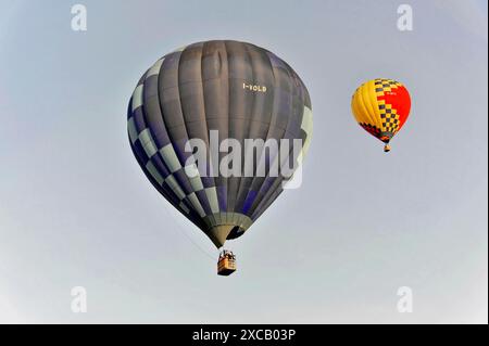 Heißluftballons, Tavarnelle, Toskana, Italien, Europa, zwei Heißluftballons, ein großer und ein kleiner, schweben im blauen Himmel Stockfoto