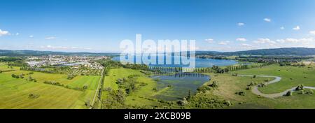 Luftaufnahme, Panorama der Radolfzeller Aachried am Hochwasser mit dem Mooser Damm, der die Stadt und die Umgebung von Radolfzell verbindet Stockfoto