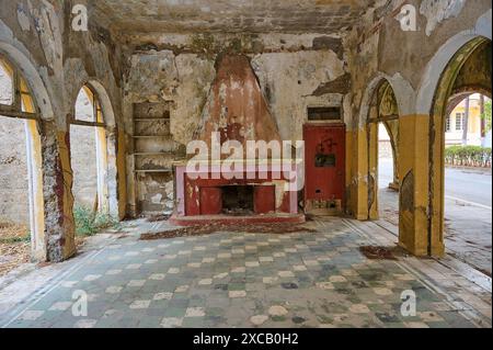 Verlassenes Zimmer mit verfallenen Böden und Wänden, baufälligem Kamin und Bögen in einem ehemaligen Gebäude, italienischer Gouverneurspalast, Ruinen, italienischer Kolonialstil Stockfoto