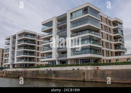 Modernes Wohngebäude mit großen Glasbalkonen und Fluss im Vordergrund, Bremerhaven, Bremen, Deutschland Stockfoto