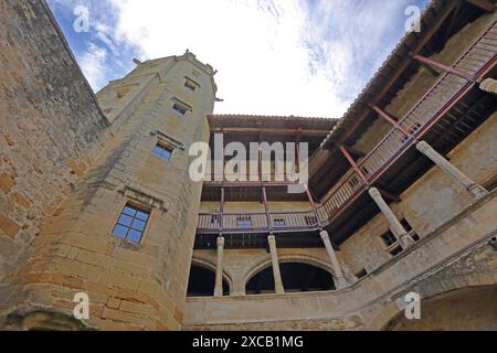 Innenhof mit Arkade, Säulen und Turm des Schlosses aus dem 15. Jahrhundert, Blick von unten, Perspektive, Schloss, Lourmarin, Luberon Stockfoto