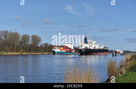 Containerschiffe und Tankschiffe, Tankschiffe im Kieler Kanal, Kieler Kanal, Schleswig-Holstein, Deutschland Stockfoto