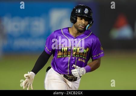 Biloxi, Mississippi, USA. Juni 2024. Der Biloxi Shuckers Infield-Spieler Zavier Warren (17) rundet die dritte Basis, nachdem er während eines MiLB-Spiels zwischen den Biloxi King Cakes und Tennessee Smokies im Keesler Federal Park in Biloxi, Mississippi, einen Homerun getroffen hat. Bobby McDuffie/CSM/Alamy Live News Stockfoto