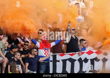 Berlin, Deutschland. Juni 2024. Fans Kroatiens mit Pyrotechnik während des Spiels der UEFA Euro 2024 zwischen Nationalmannschaften Spaniens und Kroatiens im Olympiastadion. Endpunktzahl Spanien 3:0 Kroatien. Quelle: SOPA Images Limited/Alamy Live News Stockfoto